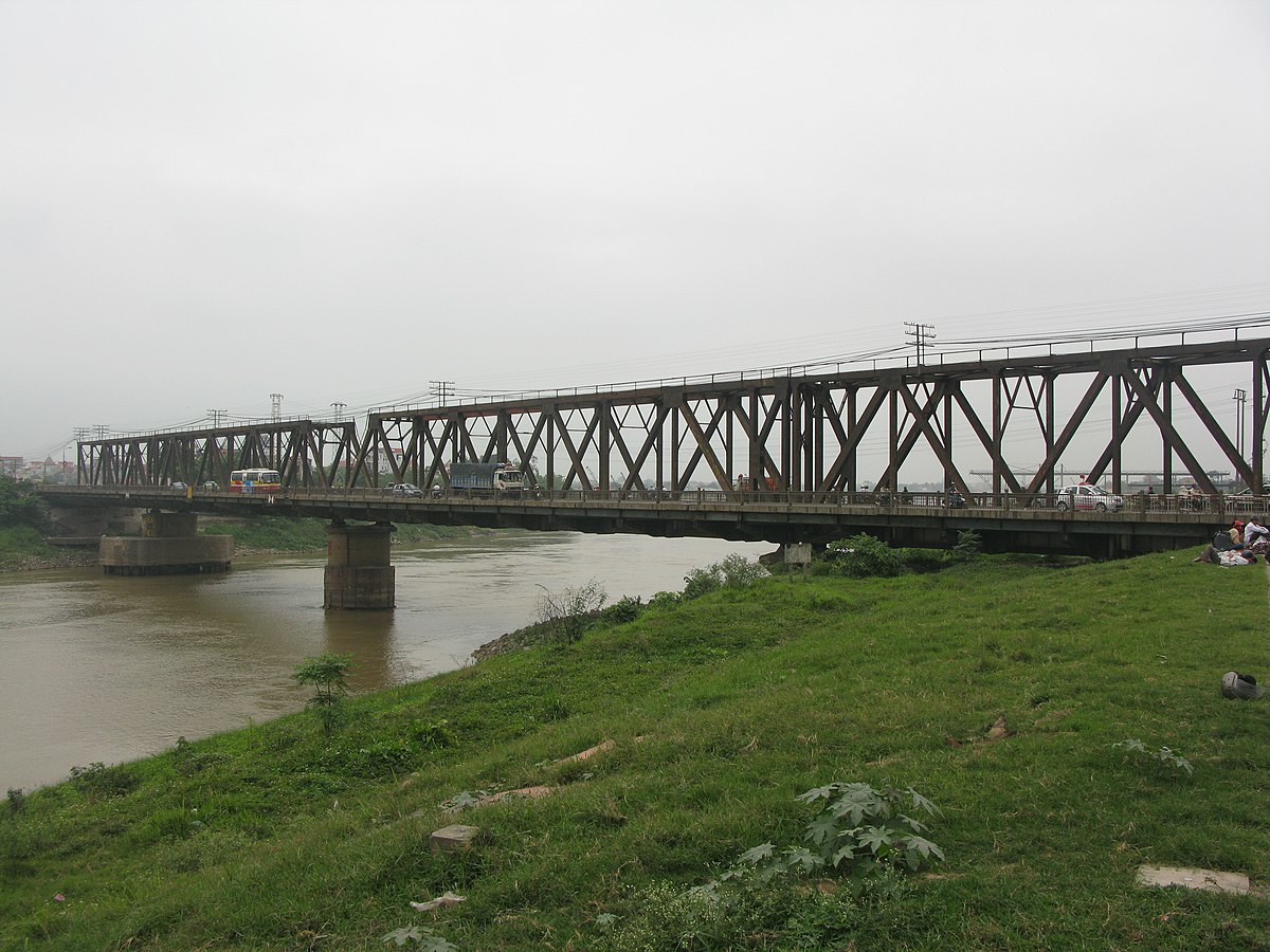 Sông Đuống và hình ảnh cây cầu Đuống nhiều năm tuổi nối quận Long Biên và huyện Gia Lâm