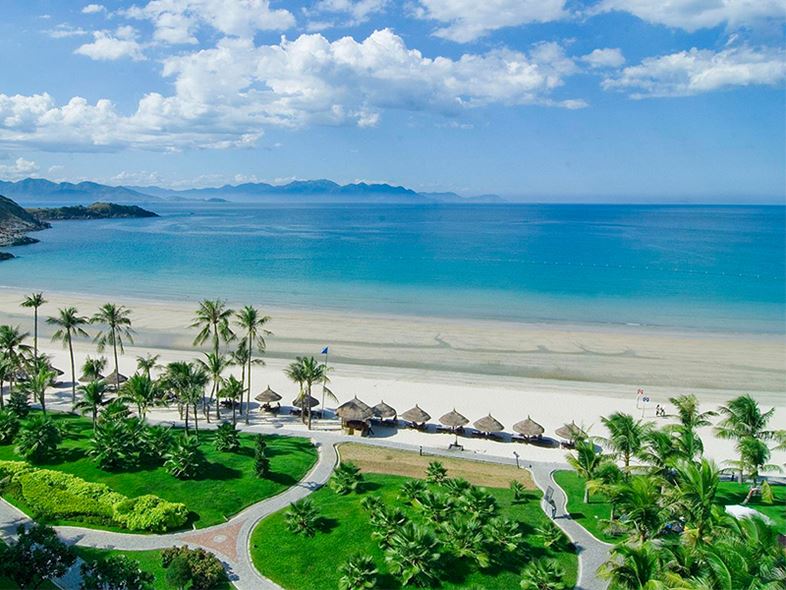Thành phố Nha Trang nổi tiếng với bãi biển cát trắng trải dài