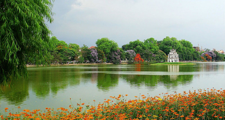 Hồ Gươm gắn liền với nhiều truyền thuyết lịch sử của nước nhà