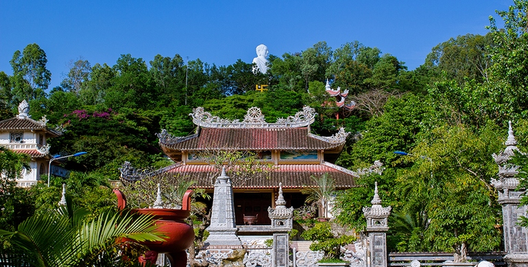 Chùa Long Sơn là một địa điểm lý tưởng ở Nha Trang mà bạn không nên bỏ lỡ