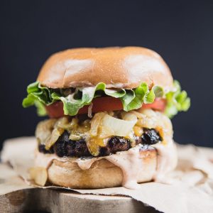 Cheeseburger chính là "đại sứ thương hiệu" nổi bật nhất của nên ẩm thực Hoa Ký nói chung và Chicago nói riêng