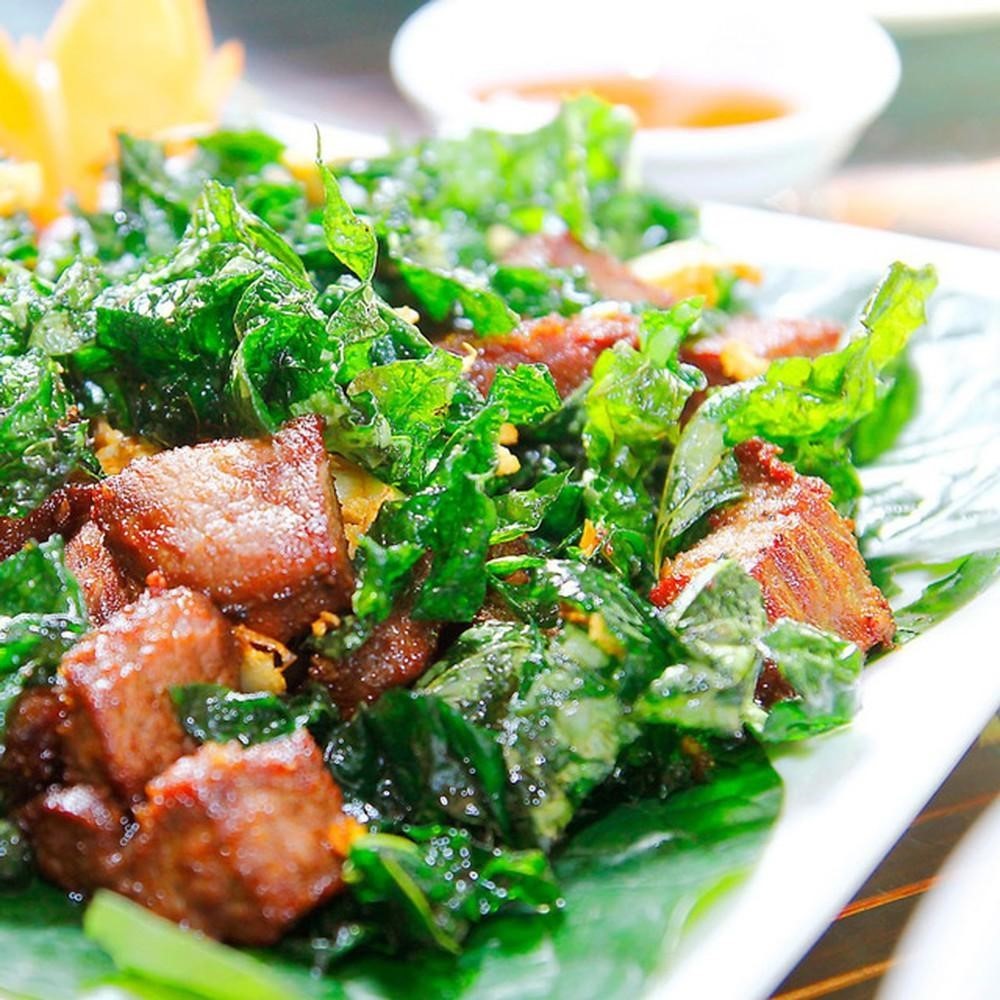 Thịt trâu nướng lá trơng là đặc sản nổi tiếng của Quảng Trị