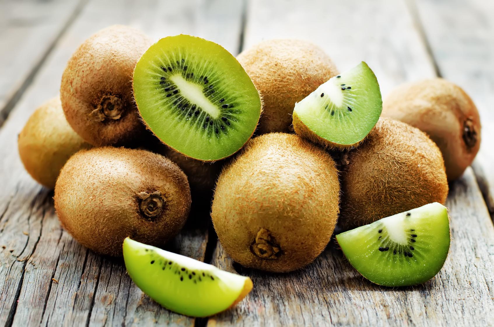 Trái kiwi - loại trái cây cung cấp nhiều vitamin cho trẻ