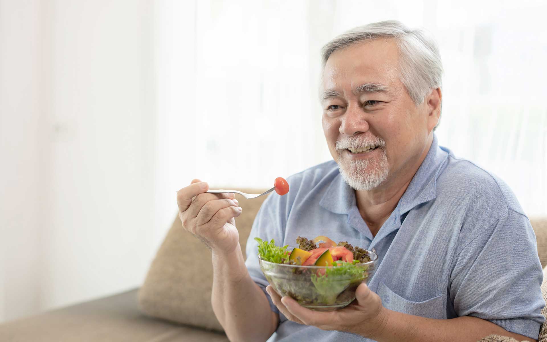 Người cao tuổi nên ăn nhiều rau xanh, trái cây, thịt cá,.. để luôn khoẻ mạnh